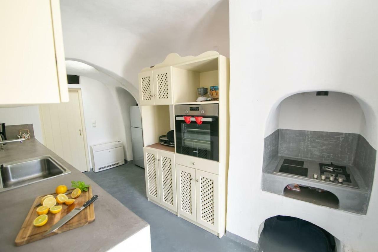 Villa Agrilia Secluded Cave House à Thirassía Extérieur photo