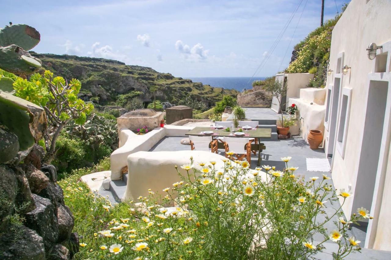 Villa Agrilia Secluded Cave House à Thirassía Extérieur photo